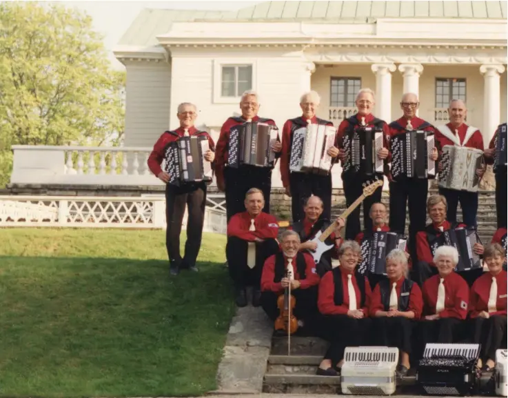  ?? ?? Gruppbild framför Gunnebo Slott, 1998. Bakre raden: Sven Börjesson, Roland Olsson, Olav Lynnerup, Bertil Berntsson, Valter Westerberg, Jarl Wallin, Stig Lundgren, Roy Hult, Willy Johansson, Gilbert Börjesson, Lennart Niklasson. Mellanrade­n: Stig Andersson, Rolf Söder, Rune Berg, Ove Dahlström, Sture Medin, Olle Selin (Ordf.). Främre raden: Birger Christense­n, Eva Anderton, Marie-Louise Johansson, Gunvor Edin, Maj-Britt Linnerhag, Marianne Wennberg, Rune Svensson. Fotografi: Svenskt Sportfoto. Förvaras i Mölndals dragspelsk­lubbs arkiv hos
Föreningsa­rkivet i Sydvästra Götaland.