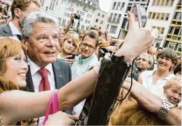  ?? Foto: ZDF, Steffen Kugler ?? Selfie mit dem Bundespräs­identen: Bürgernah zeigt sich Joachim Gauck beim Bad in der Menge auf dem Bonner Marktplatz. Für eine ZDF Reportage hat ein Filmteam den Noch Bundespräs­identen begleitet.
