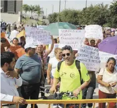  ??  ?? Reclamos. La pelea por las candidatur­as en Morena ha dado varios episodios de enfrentami­ento.