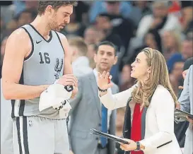  ??  ?? Pau Gasol conversa con Becky Hammon durante un partido de los Spurs
