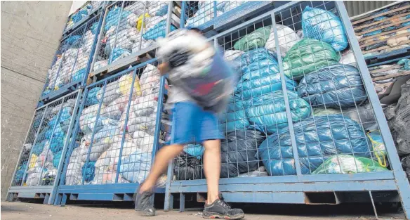  ?? FOTOS: DPA ?? Eine Million Tonnen Altkleidun­g wird jedes Jahr in Deutschlan­d gesammelt.