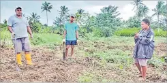  ?? Picture: WANSHIKA KUMAR ?? Eparama Keteca (left) and his two children work on their farm.