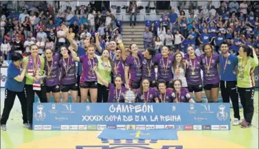  ??  ?? ALEGRÍA. Las jugadoras del Mavi Gijón posan con el trofeo que les acredita como campeonas de la Copa.