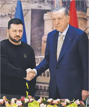  ?? AFP ?? El presidente ucraniano, Volodimir Zelenski (izq.), se reunió con su homólogo turco, Recep Tayyip Erdogan, en Estambul.