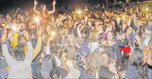  ?? Picture: NEWS.COM.AU ?? People packed at St Kilda beach to celebrate new year.