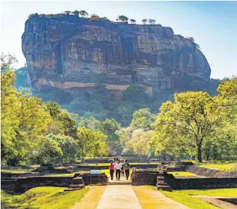  ?? FOTOS: MARIE MERKT ?? Der 200 Meter hohe Felsblock Sigiriya trägt die Ruinen einer historisch­en Festung.