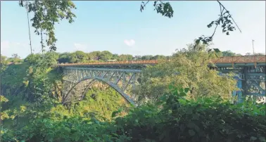  ??  ?? UNIR. El puente sobre cataratas Victoria sobrevuela el río Zambeze y une la ciudad de Victoria (Zimbabue) con Livingston­e (Zambia). Se construyó en 1904, y la obra se terminó en dos años.