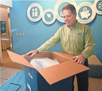  ?? MICHAEL SEARS, MILWAUKEE JOURNAL SENTINEL ?? Tom Metz of Milwaukee-based Verlo Mattress demonstrat­es the company’s Verlo-to-Go product. The mattress can be slept on immediatel­y but takes 24 hours to rise to full height.