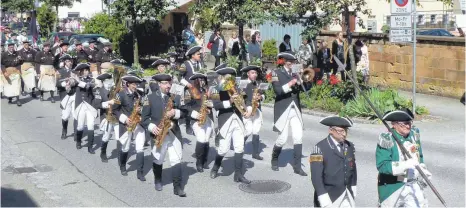  ?? ARCHIVFOTO: AFI ?? Traditione­ll marschiert am Stadtfeier­tag die Bürgerwehr durch Lauchheim.