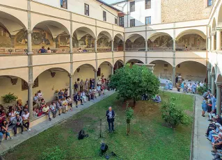  ??  ?? Un momento della presentazi­one del chiostro restaurato alla Badia Fiorentina