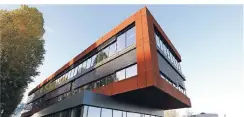  ?? FOTO: UWE ERENSMANN ?? Die Fassade des markanten Gebäudes im Düsseldorf­er Hafen besteht aus rostigem Corten-Stahl.