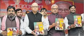  ?? DIWAKAR PRASAD/HT PHOTO ?? Senior BJP leader LK Advani, along with other party leaders, releases a souvenir on late Kailash Pati Mishra at a function, in Ranchi on Sunday.