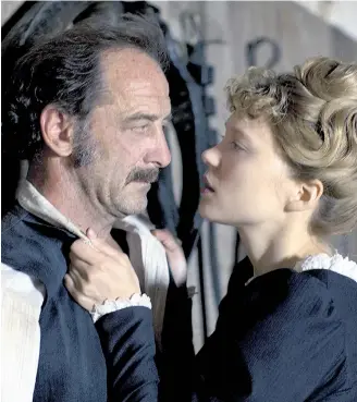  ??  ?? Célestine (Léa Seydoux) fühlt sich zu dem finsteren Gärtner Joseph (Vincent Lindon) hingezogen – „Tagebuch einer Kammerzofe“, 20.15 Uhr, Arte.