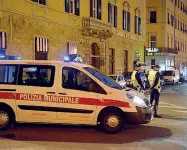  ??  ?? I controlli della polizia municipale in piazza della Repubblica In alto, il sindaco Filippo Nogarin