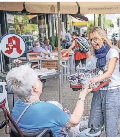  ?? RP-FOTO: HANS-JÜRGEN BAUER ?? Quartiersm­anagerin Birgit Keßel verteilt auf der Grafenberg­er Allee Usambarave­ilchen an Passanten.
