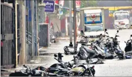  ?? PRAFUL GANGURDE / HT ?? A waterlogge­d street amid heavy rain at the Lalbaug area in Mumbai on Sunday.