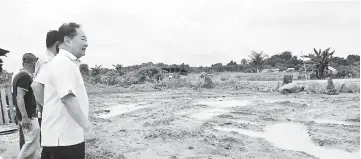  ??  ?? Wong looking at the site of Rumah Michael Jalak that is being filled with sand.