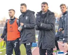  ?? FOTO: HÖRGER ?? Fast wirkt es, als sehnten die Ulmer Spieler Albano Gashi, Lennart Stoll, Nicolas Jann und Tino Bradara (von links) die Winterpaus­e herbei. Dabei blickten sie gebannt auf das Spiel gegen Waldhof Mannheim vor zwei Wochen. Eine Partie haben sie noch vor sich, dann winkt der Urlaub.