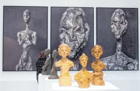  ?? FOTOS: DPA ?? Das Triptychon „Stehende Frau“(Femme Poseuse I) von Peter Lindbergh und im Vordergrun­d Büsten und Figuren von „Annette“von Alberto Giacometti, aufgenomme­n im Institut Giacometti.