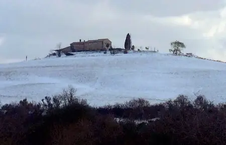  ??  ?? Le colline innevate in Val d’Orcia