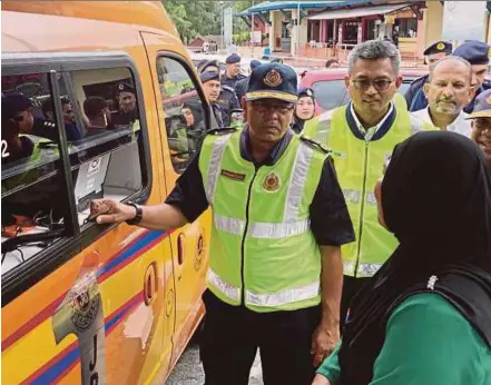  ?? BERNAMA PIC ?? Road Transport Department director-general Datuk Seri Shaharuddi­n Khalid having a conversati­on with a highway user at the department’s mobile counter at the Tapah Rest and Service area on Saturday.