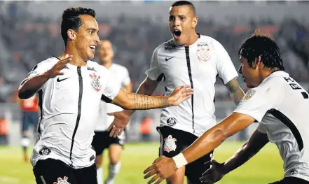  ?? GUSTAVO GARELLO/AP ?? Na rede. Jadson comemora gol da vitória alvinegra com Sidcley e Romero: equipe de Carille mostrou maturidade em campo