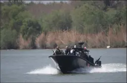  ?? BOB DAEMMRICH/ZUMA PRESS ?? A delegation of 18 U.S. Senators tour the Rio Grande in four Texas Department of Public Safety gunboats at the end of a whirlwind tour of south Texas on March 26 in Granejo, Texas.