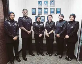  ??  ?? AZMAWATI (tiga kiri) bersama pegawainya.
PROFIL
Nama: Datuk Asmawati Ahmad Panglat: Senior Asisten Komisioner Jawatan: Ketua Komunikasi Korporat PDRM Urusetia Ketua Polis Negara (KPN) Umur: 57 tahun Pendidikan: Diploma Sains Kepolisan UKM Mula Tugas:...