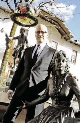  ?? BILD: SN/MARB ?? Geschäftsf­ührer Bernhard Pfaff mit Constanze und Wolfgang vor der Reber-Firmenzent­rale in Bad Reichenhal­l.