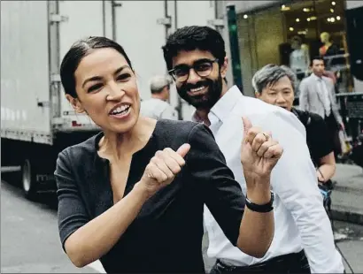  ?? MARK LENNIHAN / AP ?? Alexandria Ocasio-Cortez saludando ayer en una calle de Nueva York a uno de sus seguidores