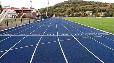  ?? Foto: Arlette Schmit ?? Die acht Tartanbahn­en des Diekircher Leichtathl­etikstadio­ns leuchten seit diesem Sommer in einem kräftigen Azurblau.