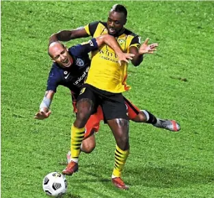  ?? — Bernama ?? Get outta my way: Kedah’s Kpah Sherman blocks JDT’s Natxo Insa during their Super League match at the Darulaman Stadium.