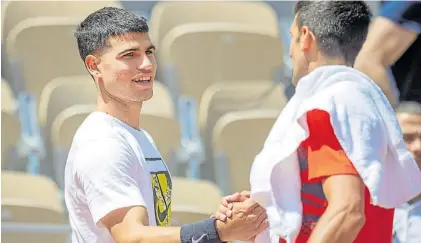  ?? FFT ?? Saludo. Carlos Alcaraz y Djokovic se cruzaron en la Suzanne Lenglen, la segunda cancha del club.