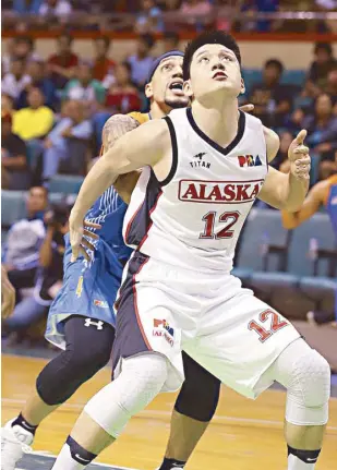  ?? JOEY MENDOZA ?? Jeron Teng of Alaska checks Harvey Carey of Talk N Text KaTropa as he goes for the rebound in Friday’s game in the PBA Philippine Cup at the Cuneta Astrodome. Talk N Text KaTropa won, 106-98.