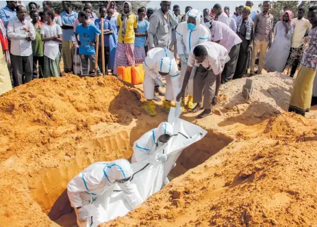  ?? Foto: Farah Abdi Warsameh/ap ?? Vårdperson­al i skyddsutru­stning vid en begravning i Somalias huvudstad Mogadishu.