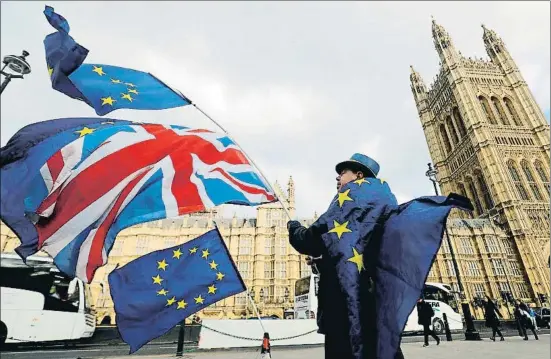  ?? TOLGA AKMEN / AFP ?? Un manifestan­te contra el Brexit ondeando banderas de la UE con la británica, ayer frente al Parlamento, en Londres