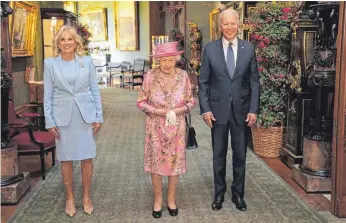  ?? FOTO: STEVE PARSONS/AFP ?? US-Präsident Joe Biden (rechts) and First-Lady Jill Biden (links) stellen sich mit Englands Queen Elizabeth II in Schloss Windsor den Fotografen, bevor sie einen Tee nehmen.