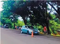  ??  ?? Por esquivar. Al parecer, los motociclis­tas trataron de evitar caer en unos baches en el cantón Metalío.