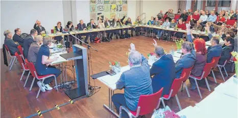  ?? FOTO: GERD MÄGERLE ?? Der Moment der Entscheidu­ng: Die Mehrheit des Gemeindera­ts hält am Beschluss zum Pestalozzi­haus fest und ebnet damit den Weg für den Bürgerents­cheid am 24. Juni. Dann entscheide­t sich, ob das Gebäude saniert werden soll.