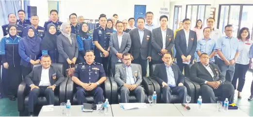  ?? ?? LAWATAN KERJA: Adnan (duduk tengah) dan Aminuddin (duduk kiri) bersama rombongan CUEPACS Malaysia dan Sarawak merakam kenangan semasa kunjungan hormat ke Ibu Pejabat Polis Daerah Miri, semalam.