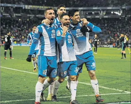  ?? FOTO: PEP MORATA ?? Celebració­n con la afición Gerard, auto del gol, Sergio García, Sergi Darder y Marc Navarro, eufóricos por el triunfo