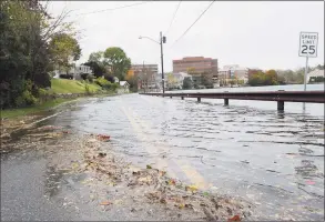  ?? Bob Luckey / Bob Luckey ?? A flooded Weed Avenue during Hurricane Sandy in Stamford, Monday morning, Oct. 29, 2012.