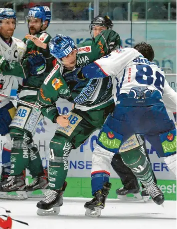  ?? Foto: Jan Huebner ?? Keine gute Idee: ein Faustkampf gegen Adam Payerl (links). Das dürfte sich zuletzt auch Berlins James Sheppard (rechts) gedacht haben, der im Curt-Frenzel-Stadion mit dem Panther-Stürmer aneinander geriet.