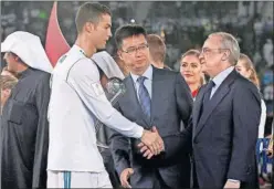  ??  ?? POCO ‘FEELING’. La celebració­n entre Cristiano y Florentino fue fría.