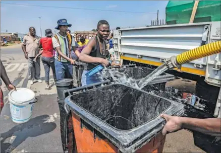  ?? Photos: OJ Koloti/gallo Images &Sharon Seretlo/gallo Images ?? Dry: Tsakane residents get water from a government water truck after Rand Water had to restrict its supply to the Johannesbu­rg, Tshwane and Ekurhuleni metros. The Johannesbu­rg Water management team briefs the media on the status of the city’s water supply.