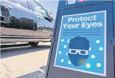  ?? ?? A sign warns people to protect their eyes during the eclipse in Niagara Falls.