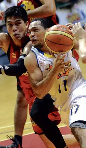  ?? AUGUSTDELA­CRUZ ?? JASONCastr­o drives past JC Intal of B-Meg in a recent game. Castro is expected to power up Talk ‘N Text’s offense against Meralco.