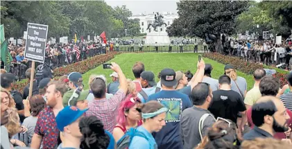  ?? AP ?? Control. Un férreo dispositiv­o policial mantuvo separados a los dos grupos ante la Casa Blanca.