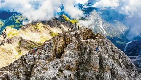  ?? Foto: Benedikt Siegert ?? Zuletzt ist der Felsspalt im Gipfelbere­ich des Hochvogels um bis zu zehn Zentimeter pro Jahr breiter geworden. Das haben die Messungen der Geologen ergeben. Ihr For‰ schungspro­jekt wurde nun um drei Jahre verlängert.