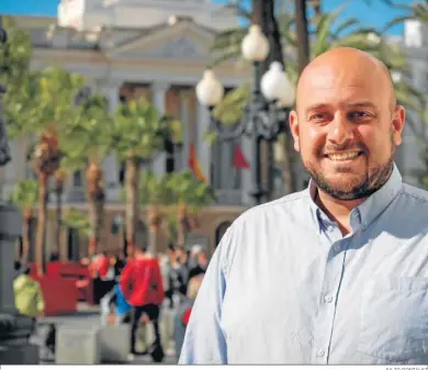  ?? JULIO GONZÁLEZ ?? Eugenio Belgrano posa para la entrevista con el Ayuntamien­to de Cádiz al fondo.